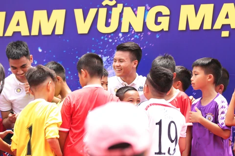 Quang Hải cùng các em nhỏ trong một sự kiện của Hà Nội FC.