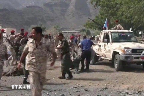 Hiện trường một vụ tấn công bằng tên lửa vào doanh trại quân đội ở Aden, Yemen. (Ảnh: AFP/TTXVN)