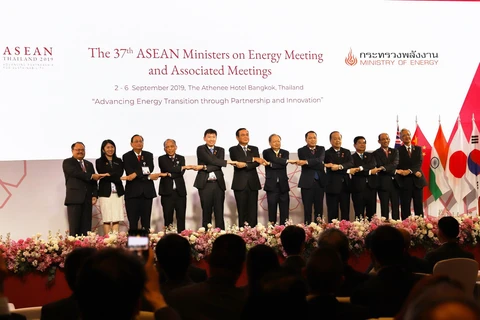 Thủ tướng Thái Lan Prayut Chan-o-cha chụp ảnh cùng các trưởng đoàn. (Ảnh: Hữu Kiên/TTXVN)