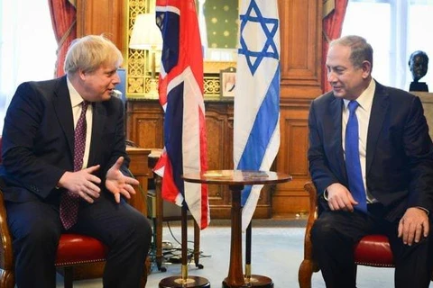 Thủ tướng Anh Johnson (trái) và người đồng cấp Israel Netanyahu. (Nguồn: timesofisrael)