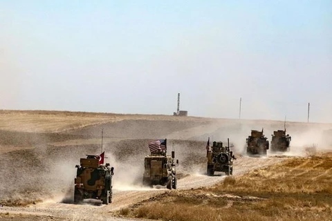 Quân đội Mỹ và Thổ Nhĩ Kỳ tuần tra chung tại Syria. (Nguồn: ahvalnews.com)