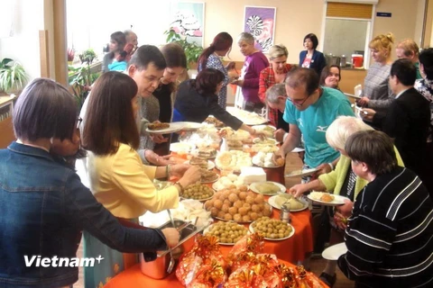 Các thành viên tận tình phục vụ món ăn Việt Nam cho các bệnh nhân. (Ảnh: Trần Hiếu/Vietnam+)