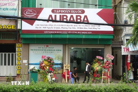 Chi nhánh Công ty Cổ phần Địa ốc đầu tư và phát triển 108 (Tập đoàn Địa ốc Alibaba) khai trương trái phép tại thành phố Biên Hòa (Đồng Nai). (Ảnh: Sỹ Tuyên/TTXVN)