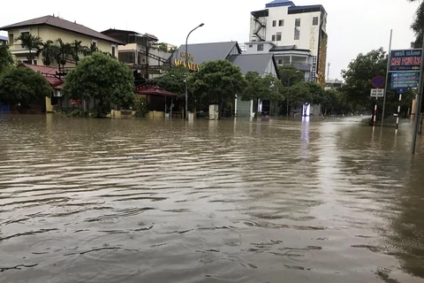 Nhiều tuyến phố trên địa bàn tỉnh Thái Nguyên bị ngập sâu trong nước. (Ảnh: Quân Trang-TTXVN)