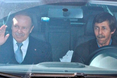 Cựu Tổng thống Algeria Abdelaziz Bouteflika (phải) và em trai Said Bouteflika. (Nguồn: AFP)