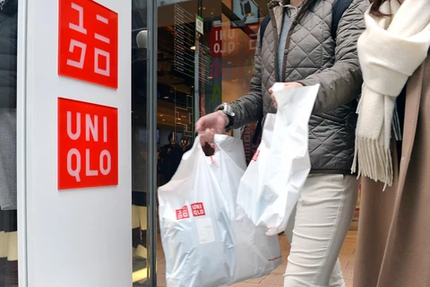 Uniqlo ra sản phẩm may mặc làm từ nhựa tái chế. (Nguồn: nikkei.com)