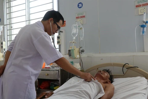 Bệnh nhân được điều trị tại Khoa Hồi sức tích cực, Bệnh viện đa khoa tỉnh Hà Tĩnh bằng kháng sinh phối hợp. (Ảnh: TTXVN phát)