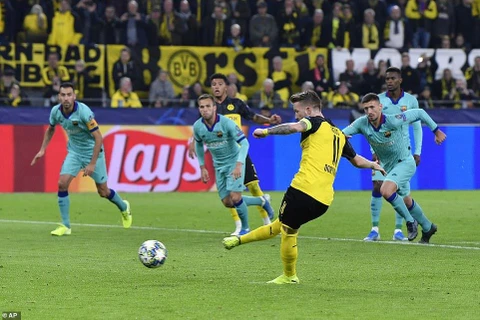 Marco Reus sút hỏng penlaty ở trận Dortmund hòa Barcelona.