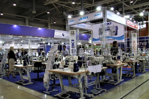 Nhiều máy móc thiết bị trong ngành công nghiệp dệt may được trưng bày tại triển lãm. (Ảnh: Dương Trí/TTXVN)