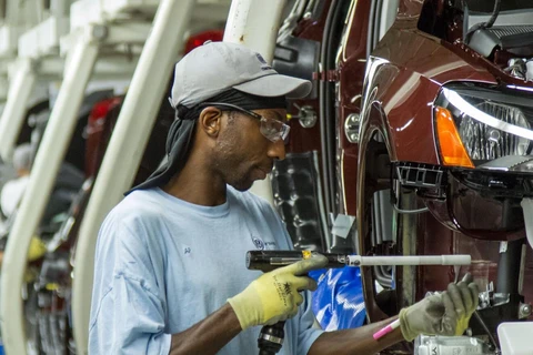 Người lao động làm việc tại xưởng lắp ráp ôtô tại Mỹ. (Nguồn: equitablegrowth)