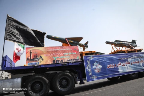 Iran trình diễn tên lửa tại lễ diễu binh. (Nguồn: mehrnews)