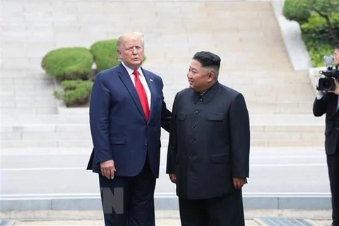 Tổng thống Mỹ Donald Trump (trái) và nhà lãnh đạo Triều Tiên Kim Jong-un trong cuộc gặp ở làng đình chiến Panmunjom. (Ảnh: Yonhap/TTXVN)