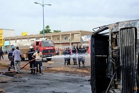 Hiện trường xảy ra vụ cháy xe chở dầu. (Nguồn: Reuters)