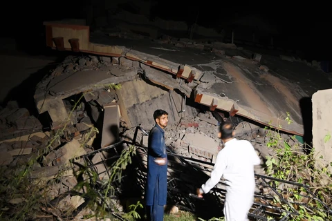 Ngôi nhà bị sập do động đất ở ngoại ô huyện Mirpur, khu vực Kashmir do Pakistan kiểm soát, ngày 24/9/2019. (Ảnh: AFP/TTXVN)