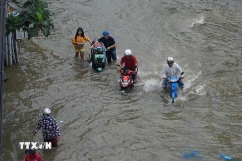 Hình ảnh nhiều tuyến phố ở Thành phố Hồ Chí Minh ngập sâu