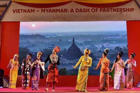 Một tiết mục văn nghệ tại chương trình giao lưu văn hóa Việt Nam-Myanmar 'Những sắc màu truyền thống và hiện đại.' (Ảnh: TTXVN phát)