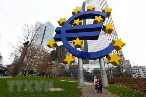Biểu tượng đồng euro tại Frankfurt của Đức. (Ảnh: THX/TTXVN)