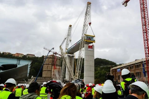 Phiến dầm dài 50m đầu tiên đã được dựng lên trong khuôn khổ dự án xây dựng lại cầu cạn Morandi. (Nguồn: AFP)