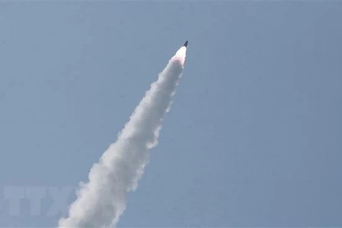 Một loạt vũ khí được Triều Tiên tiến hành thử nghiệm tại địa điểm không xác định ngày 5/5. (Ảnh: AFP/TTXVN)