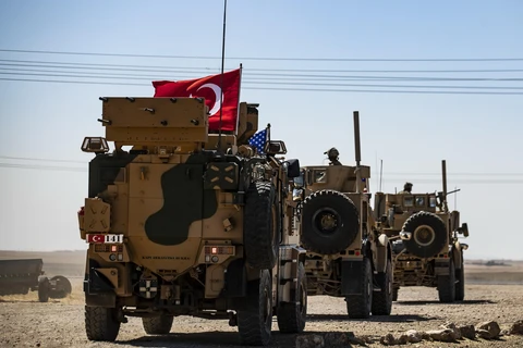 Xe quân sự của Mỹ và Thổ Nhĩ Kỳ tuần tra tại ngoại ô thị trấn Tal Abyad (Syria), giáp giới với Thổ Nhĩ Kỳ ngày 8/9/2019. (Ảnh: AFP/TTXVN)