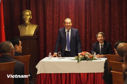 Phó Thủ tướng Trương Hòa Bình gặp cộng động đồng người Việt tại Bulgaria. (Ảnh: Công Thuận/Vietnam+)