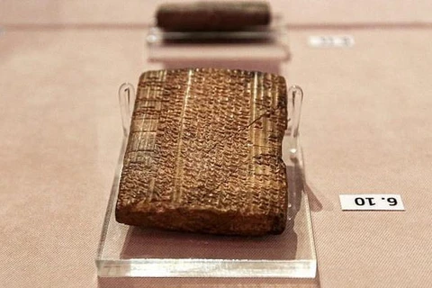 Một trong 300 phiến đất sét cổ khắc chữ tại buổi trưng bày. (Nguồn: AFP)