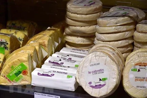 Phomát được bày bán tại một siêu thị ở Saintes, Pháp. (Ảnh: AFP/TTXVN)