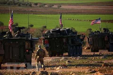 Đoàn xe của các lực lượng Mỹ được triển khai tại làng Yalanli, ngoại ô thành phố Manbij, Syria. (Ảnh: AFP/TTXVN)
