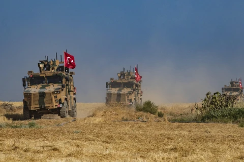 Đoàn xe quân sự Thổ Nhĩ Kỳ tuần tra tại làng al-Hashisha, ngoại ô thị trấn Tal Abyad, Syria, giáp giới Thổ Nhĩ Kỳ ngày 4/10. (Ảnh: AFP/TTXVN)