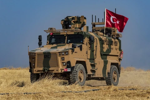 Binh sỹ Thổ Nhĩ Kỳ tiến hành tuần tra chung với binh sĩ Mỹ tại thị trấn Tell Abyad, Syria, ngày 4/10. (Ảnh: AFP/TTXVN)