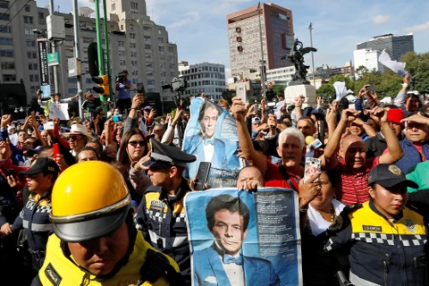 Hàng nghìn người đã đến tiễn biệt danh ca Jose Jose. (Nguồn: Reuters)