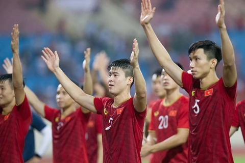 Các cầu thủ Việt Nam tri ân người hâm mộ trên sân Mỹ Đình sau trận đấu. (Ảnh: Trọng Đạt/TTXVN)
