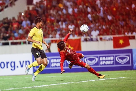 Quang Hải ghi bàn đẹp mắt giúp Việt Nam đánh bại Malaysia. (Ảnh: Trọng Đạt/TTXVN)