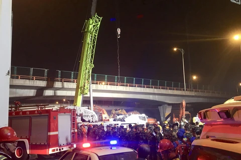 Nhân viên cứu hộ làm nhiệm vụ tại hiện trường vụ sập cầu ở thành phố Vô Tích, tỉnh Giang Tô, Trung Quốc. (Ảnh: THX/TTXVN)