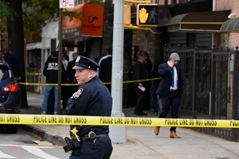 Cảnh sát điều tra tại hiện trường vụ xả súng ở New York, Mỹ, ngày 12/10. (Ảnh: AFP/TTXVN)