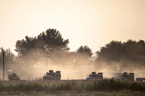 Xe quân sự Thổ Nhĩ Kỳ tiến về khu vực biên giới với Syria ngày 9/10. (Ảnh: AFP/TTXVN)