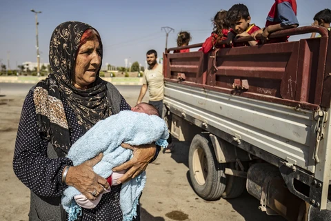 Người dân sơ tán khỏi các khu vực xung đột tại tỉnh Hasakeh, đông bắc Syria. (Ảnh: AFP/TTXVN)