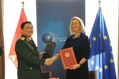 Đại tướng, Bộ trưởng Quốc phòng Ngô Xuân Lịch và bà Federica Moreghini, Phó chủ tịch Ủy ban châu Âu ký Hiệp định FPA. (Ảnh: Kim Chung/TTXVN)