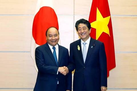 Thủ tướng Nguyễn Xuân Phúc hội đàm Thủ tướng Nhật Bản Abe Shinzo hồi tháng 7 vừa qua. (Ảnh: Thống Nhất/TTXVN)