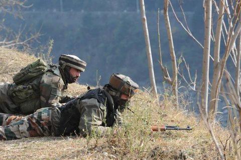 Lực lượng an ninh Ấn Độ gác tại khu vực biên giới Ấn Độ- Pakistan. (Ảnh:AFP/TTXVN)
