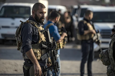 Thành viên Các Lực lượng Dân chủ Syria (SDF) ở gần thị trấn Hasakeh ngày 10/10. (Ảnh: AFP/TTXVN)