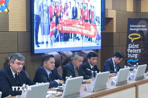 Các đại biểu thảo luận về triển vọng phát triển hợp tác du lịch và mở đường bay thẳng giữa Saint Petersburg với Hà Nội và TP. Hồ Chí Minh. (Ảnh: Trần Hiếu/TTXVN)