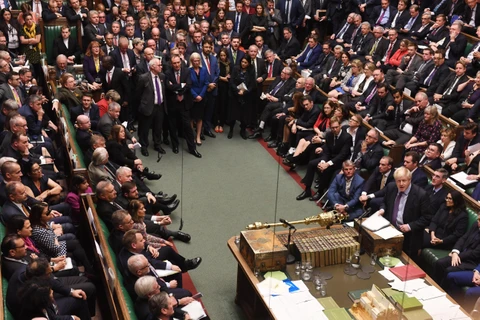Thủ tướng Anh Boris Johnson (phải) tại phiên họp của Hạ viện Anh ở London ngày 22/10. (Ảnh: AFP/TTXVN)