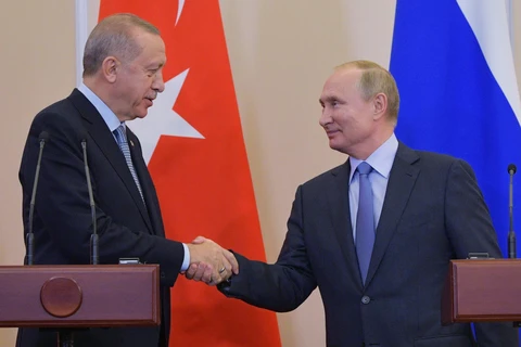 Tổng thống Nga Vladimir Putin (phải) và Tổng thống Thổ Nhĩ Kỳ Recep Tayyip Erdoga. (Ảnh: THX/TTXVN)
