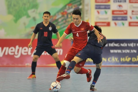 Tuyển futsal Việt Nam (áo đỏ) để thua Thái Lan ở bán kết.