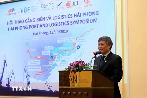 Phó Chủ tịch Ủy ban nhân dân thành phố Hải Phòng Nguyễn Xuân Bình giới thiệu với các nhà đầu tư về tiềm năng và lợi thế của Hải Phòng trong phát triển cảng biển và logistics. (Ảnh: Minh Thu/TTXVN)