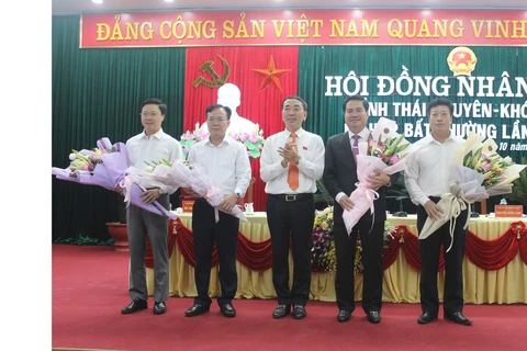Bí thư Tỉnh ủy Thái Nguyên Trần Quốc Tỏ (người ở giữa) tặng hoa chúc mừng Phó Chủ tịch tỉnh và các Ủy viên UBND tỉnh mới được bầu tại kỳ họp. (Ảnh: Hoàng Nguyên/TTXVN)