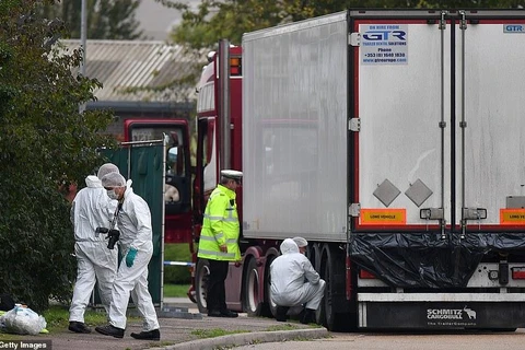 Cảnh sát khám nghiệm hiện trường chiếc xe container chở 39 người nhập cư thiệt mạng ở Essex, ngày 23/10. (Nguồn: AFP)