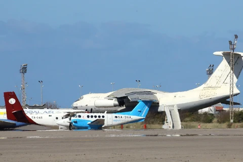 Máy bay đỗ tại sân bay quốc tế Mitiga, Libya. (Ảnh: AFP/TTXVN)
