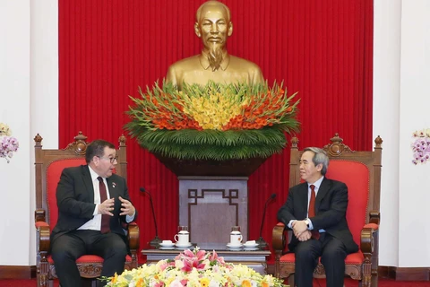 Trưởng ban Kinh tế Trung ương Nguyễn Văn Bình đã tiếp ông Grant Robertson. (Ảnh: Phương Hoa/TTXVN)